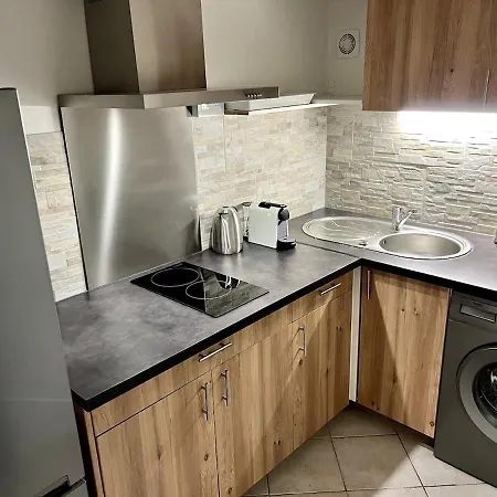 Cozy Near The With With Aircon شقة
