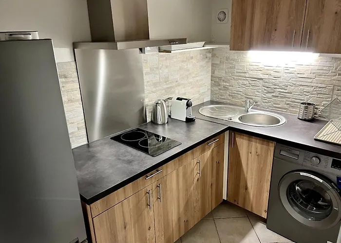 Cozy Near The With With Aircon شقة